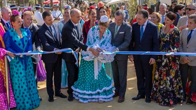 Momento del corte de la cinta inaugural