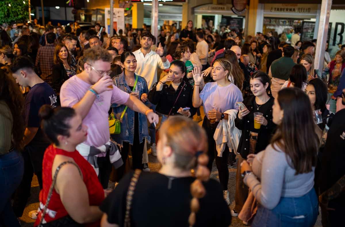 Sabor a fiesta: el Binómico llena de animación el centro de Huelva