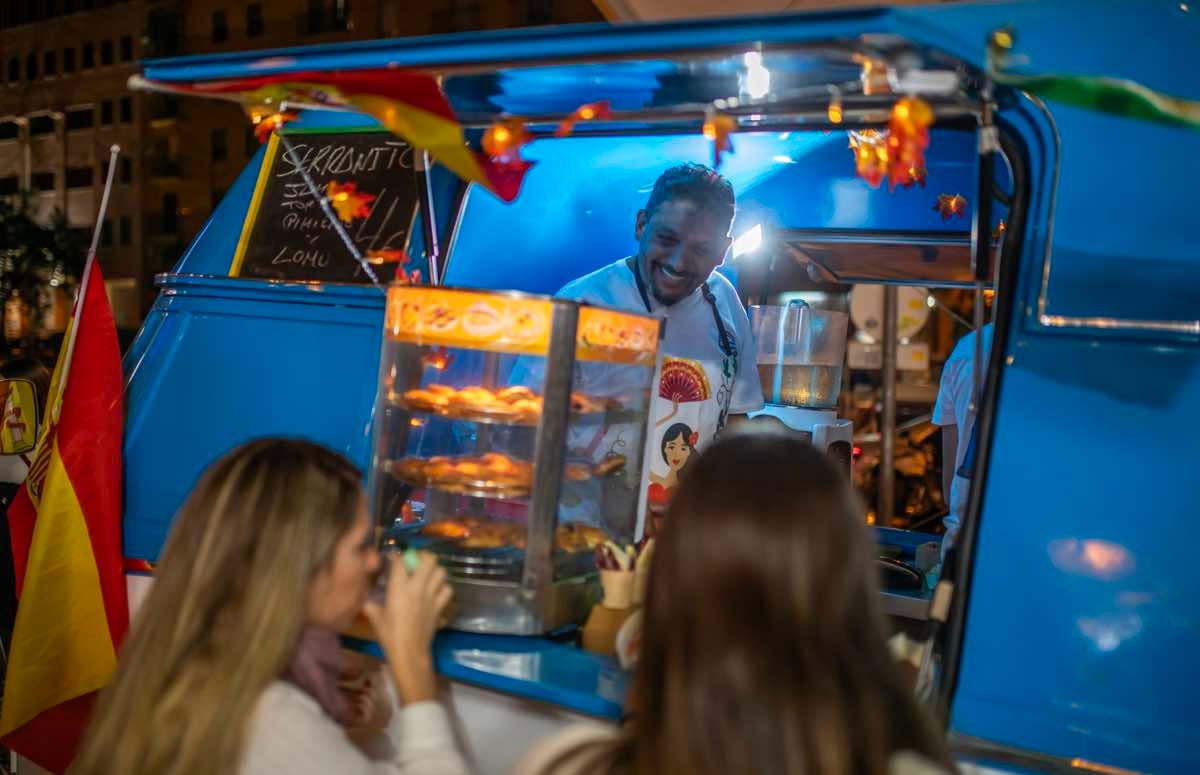 Sabor a fiesta: el Binómico llena de animación el centro de Huelva