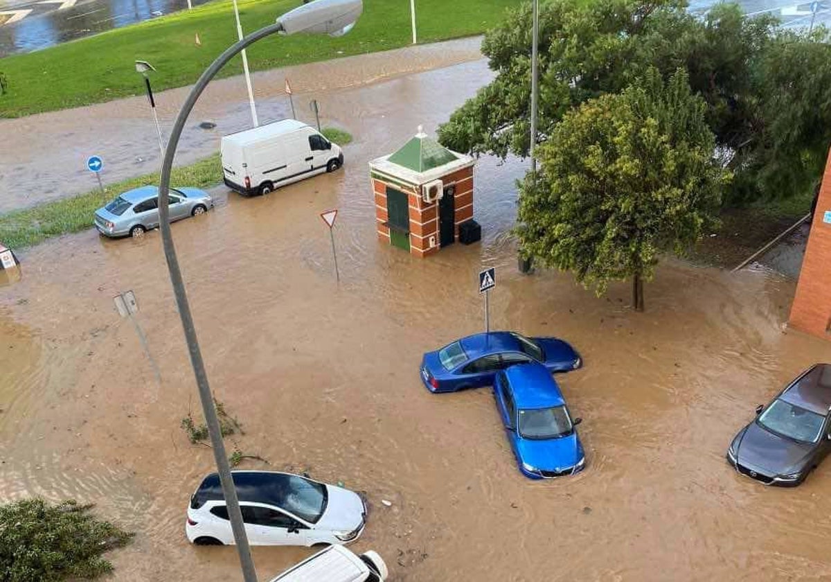 Aspecto de una calle de Huelva, junto a la avenida de Andalucía, este domingo tras la tromba de agua