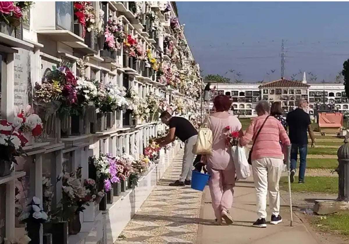 Algunas personas visitan en cementerio de La Soledad en una imagen de archivo