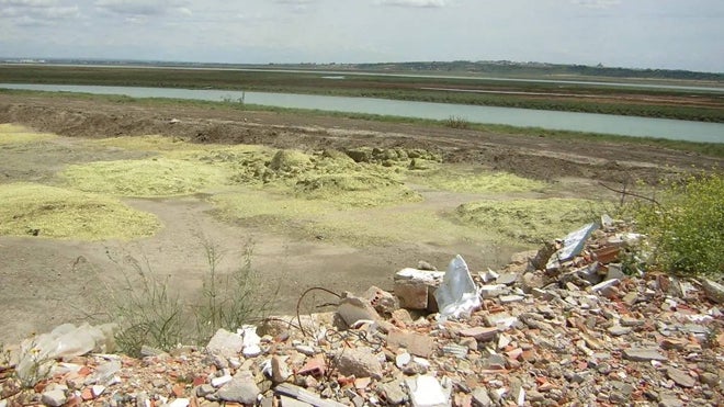 Las balsas de fosfoyesos que rodean parte de la capital onubense