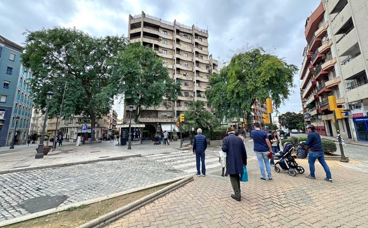 Imagen principal - La ciudad se ha despertado  viendo cómo uno de sus rincones más emblemáticos había perdido el elemento que le daba su identidad, una palmera que ha sido punto de encuentro de varias generaciones de onubenses 