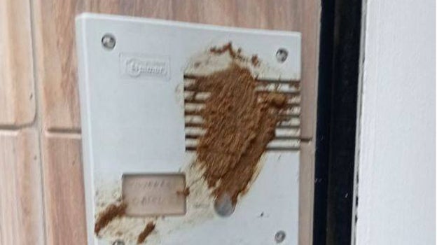 Excrementos en el telefonillo de la sede