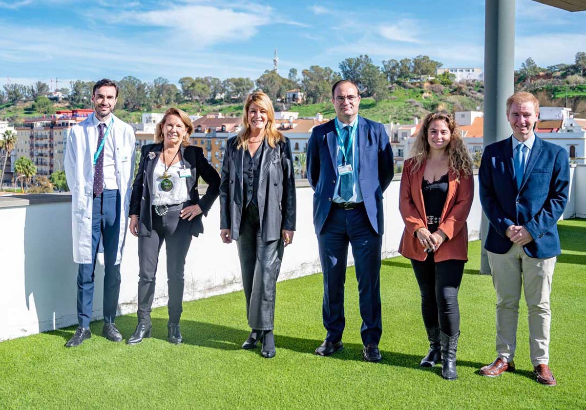 La alcaldesa, junto a la directora territorial de Quirónsalud, Pilar Serrano, y el director gerente del centro en Huelva, Antonio Castro.