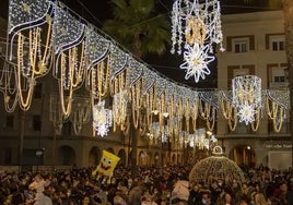 Con nuevas calles iluminadas, nevadas artificiales, los Reyes desfilando en camello y un globo aerostático: así será la Navidad de 2023 en Huelva