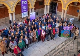 Instituciones y asociaciones se unen en el Ayuntamiento de Huelva para decir «no a la violencia contra las mujeres»