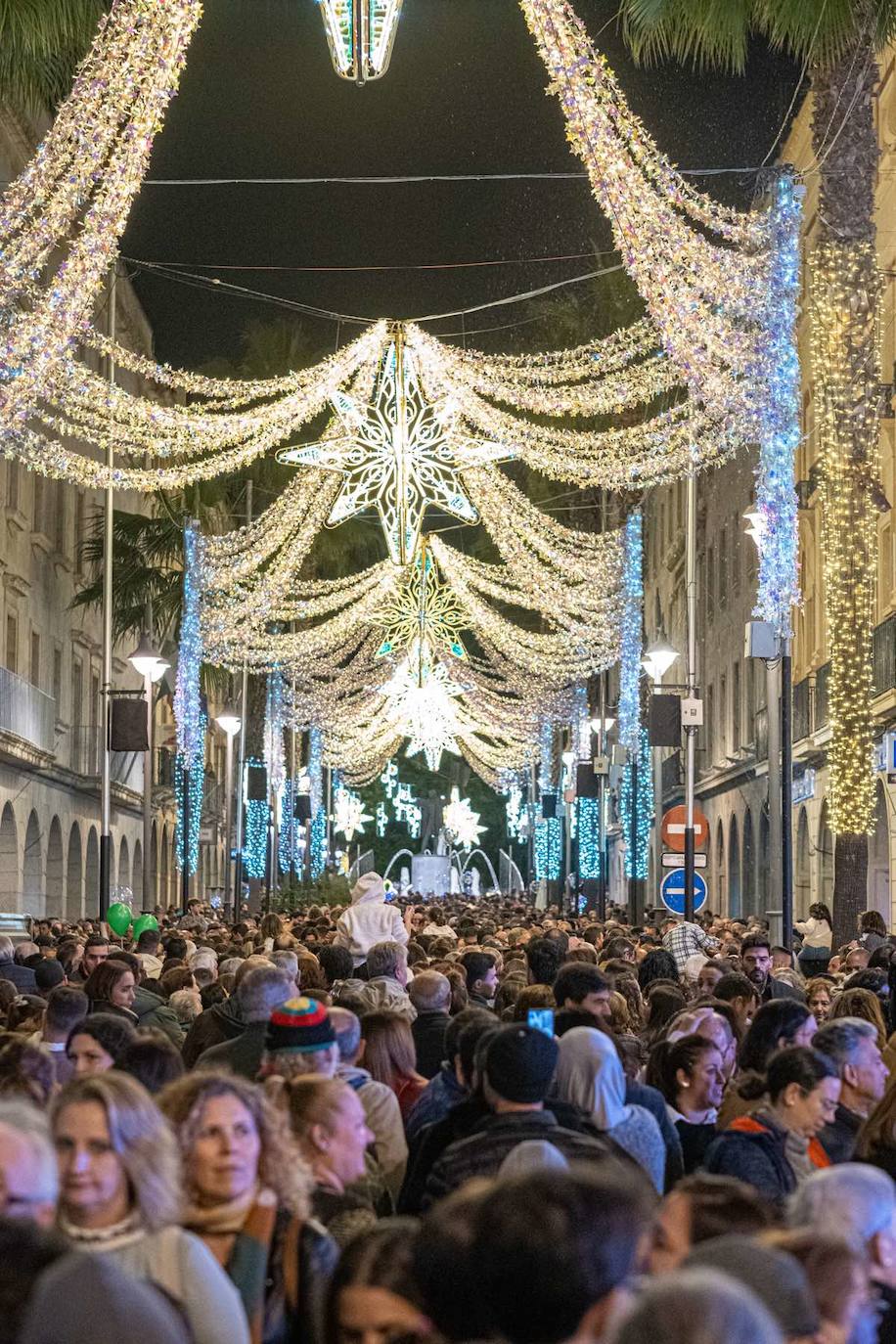 Así es el alumbrado del centro de Huelva, que ya ha dado la bienvenida a la Navidad