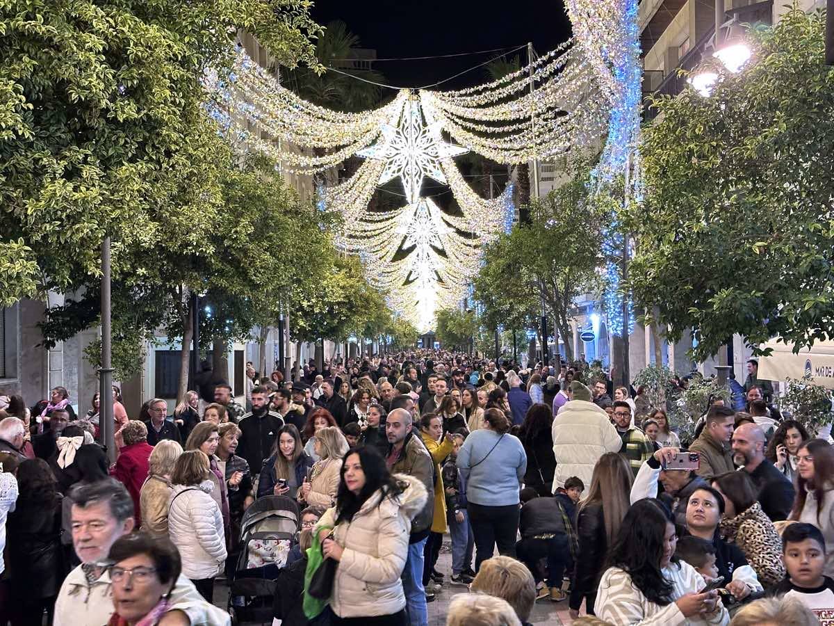 Así es el alumbrado del centro de Huelva, que ya ha dado la bienvenida a la Navidad