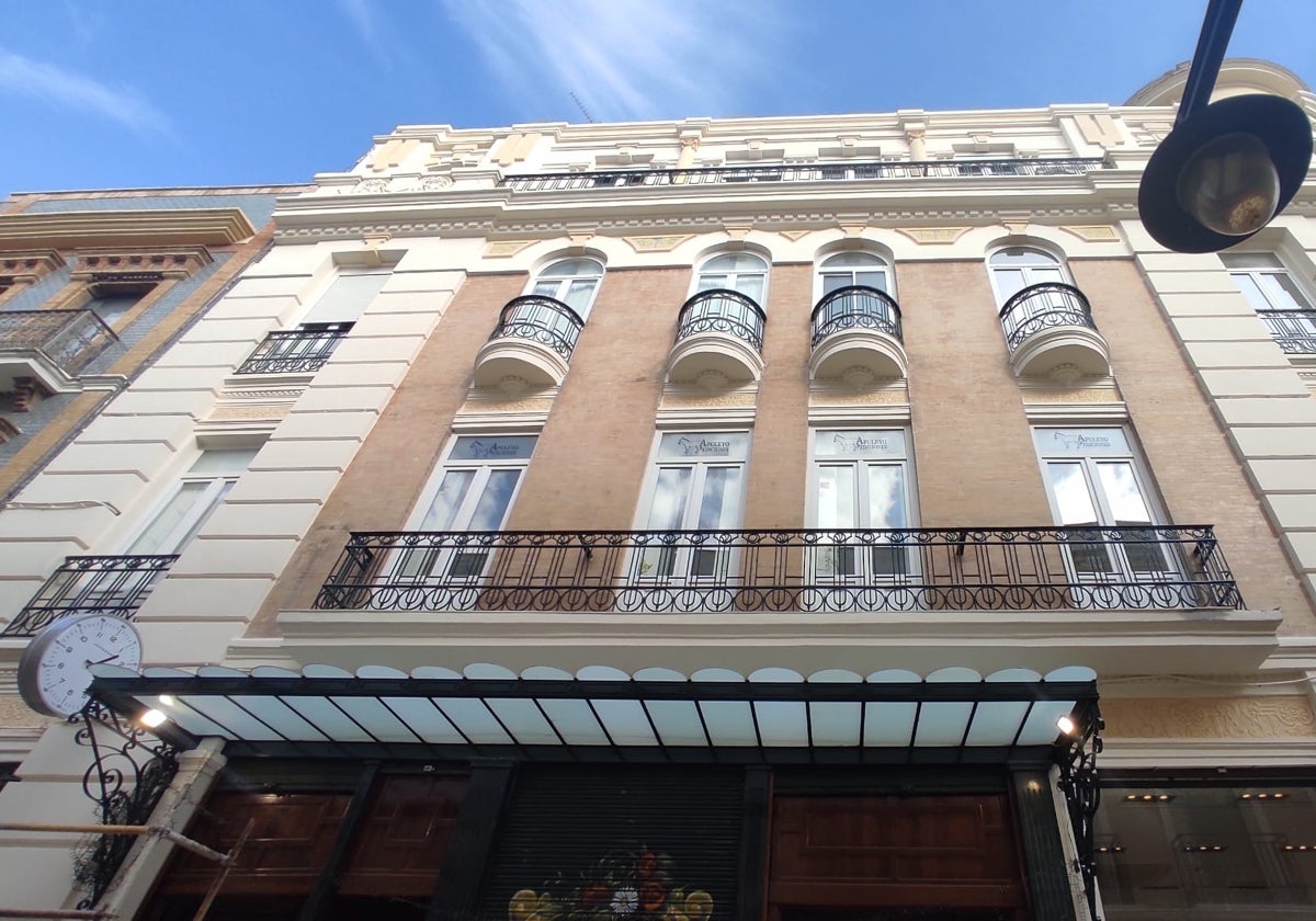 Actual fachada del edificio Regente en Huelva