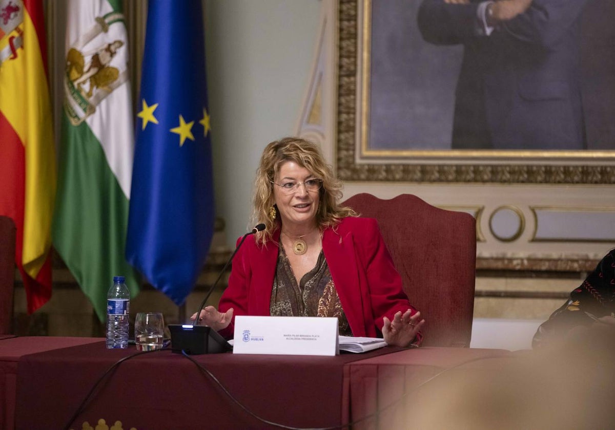 La alcaldesa de Huelva, Pilar Miranda, este miércoles en el pleno en el Ayuntamiento