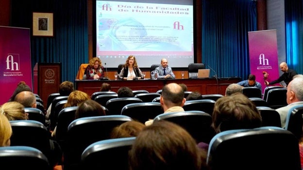 La Facultad de Humanidades celebra su día premiando a los estudiantes con mejores expedientes, TFG y TFM
