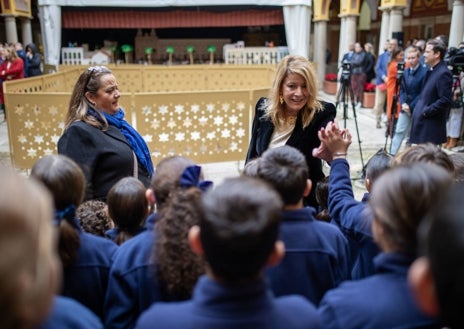 Imagen secundaria 1 - El Ayuntamiento inaugura un belén repleto de personajes y edificios de Huelva