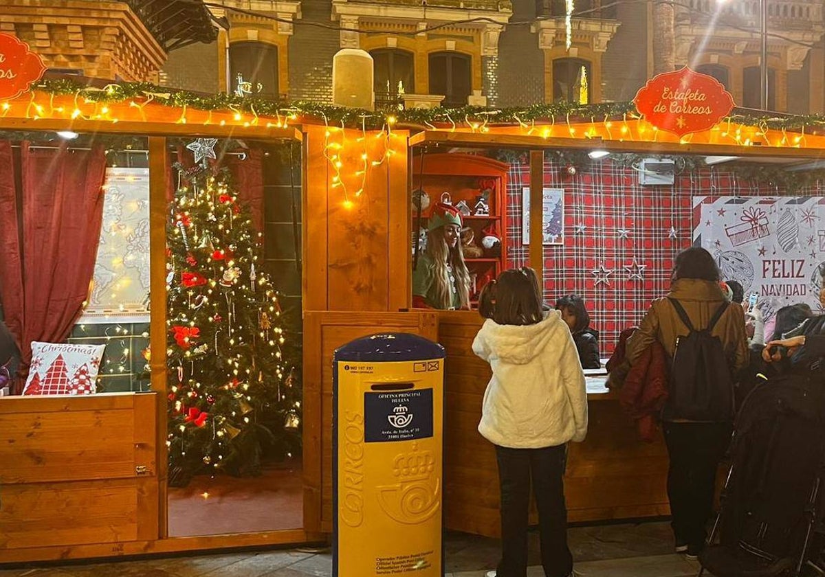 El buzón de Correos en el tradicional Mercado navideño en la Plaza de las Monjas