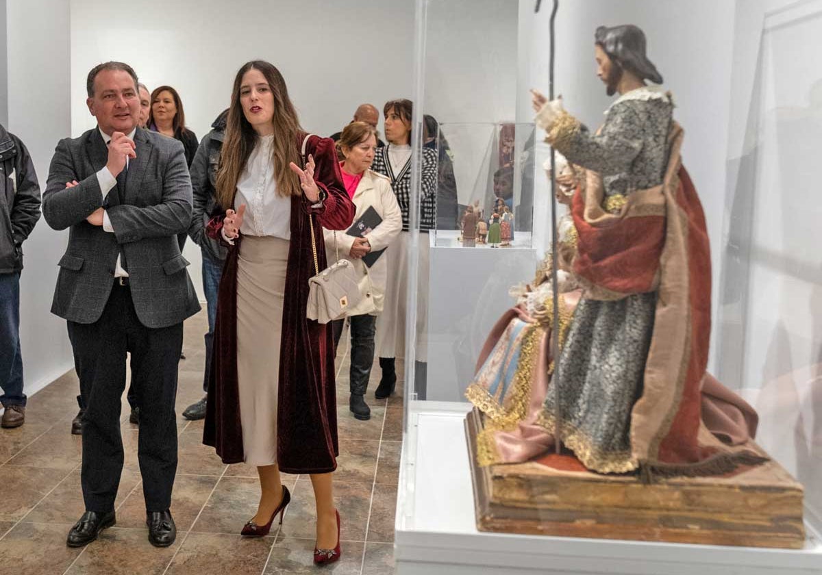 El presidente observa una de las figuras en la inauguración de la muestra