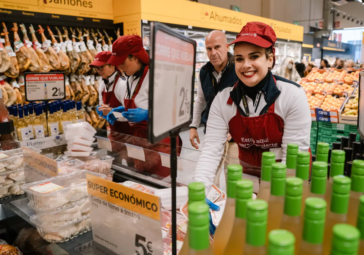 Dependienta sonriente en la apertura del supermercado Supeco en Huelva