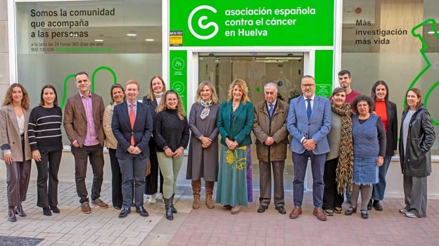 La alcaldesa con miembros de la asociación en la nueva sede de la entidad