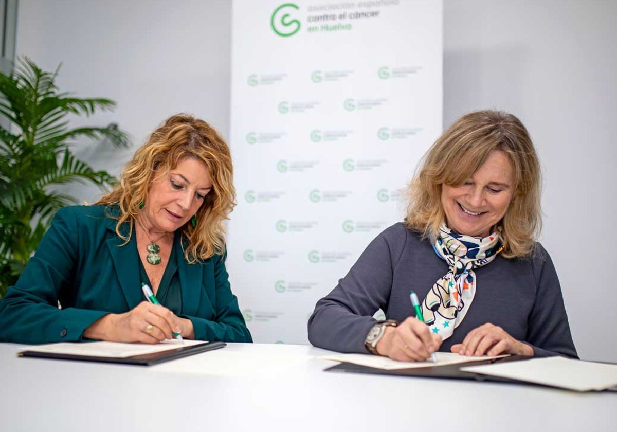 Pilar Miranda y Gloria Puy durante la firma del acuerdo