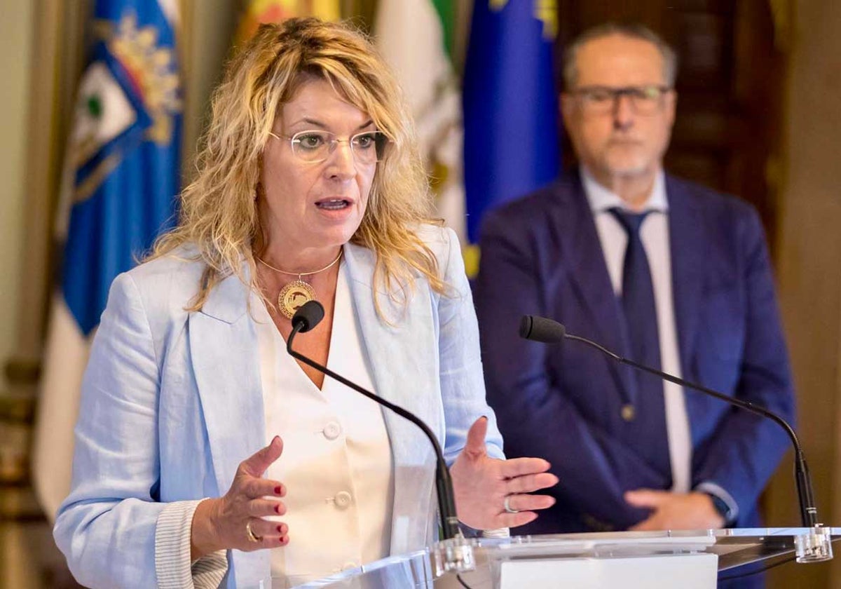La alcaldesa de Huelva en una rueda de prensa
