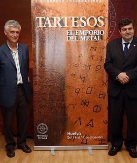 Imagen secundaria 2 - Arriba, vista del muro. Abajo. La cobertura que protege el muro y presentación del Congreso 'Tartesos. El Emporio del Metal'