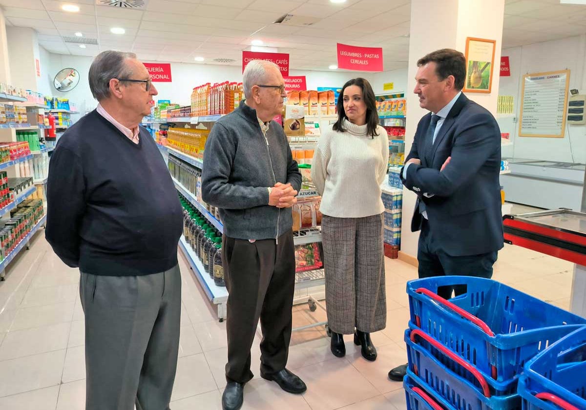 Alberto Santana conversa con Manuel García durante su visita