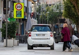 Un radar «pedagógico» controla ya la velocidad de los vehículos en la calle Palos de Huelva
