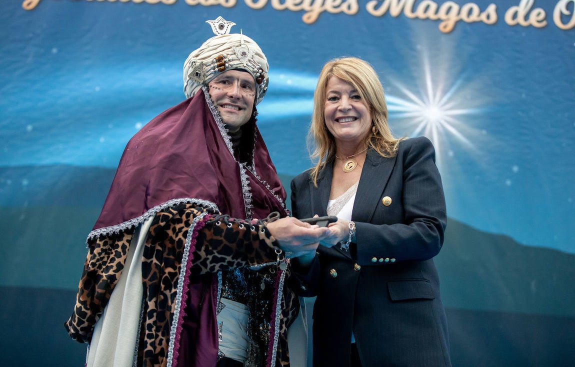 La alcaldesa entrega las llaves de la ciudad al Heraldo Real