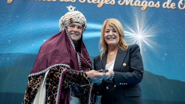 El heraldo ha recibido las llaves de la ciudad de las manos de la alcaldesa, Pilar Miranda