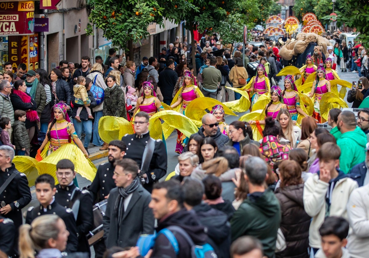 La comitiva del Heraldo Real por las calles de Huelva este miércoles