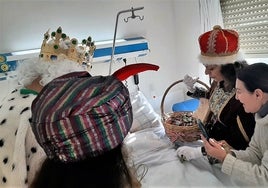 Pacientes y familiares reciben a los Reyes Magos en el hospital Infanta Elena de Huelva