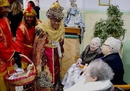 Así ha sido la visita de los Reyes Magos de Huelva durante la mañana del 5 de enero, en imágenes