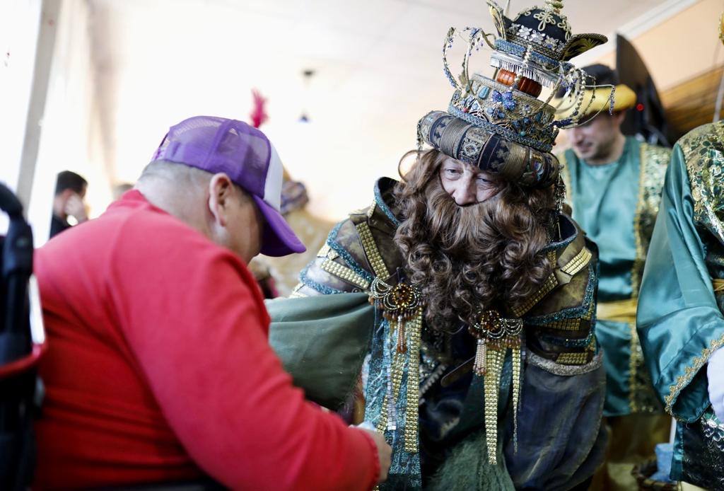 Así ha sido la visita de los Reyes Magos de Huelva durante la mañana del 5 de enero, en imágenes