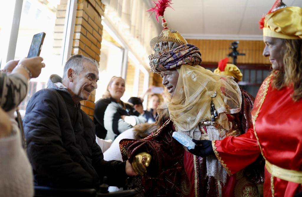 Así ha sido la visita de los Reyes Magos de Huelva durante la mañana del 5 de enero, en imágenes