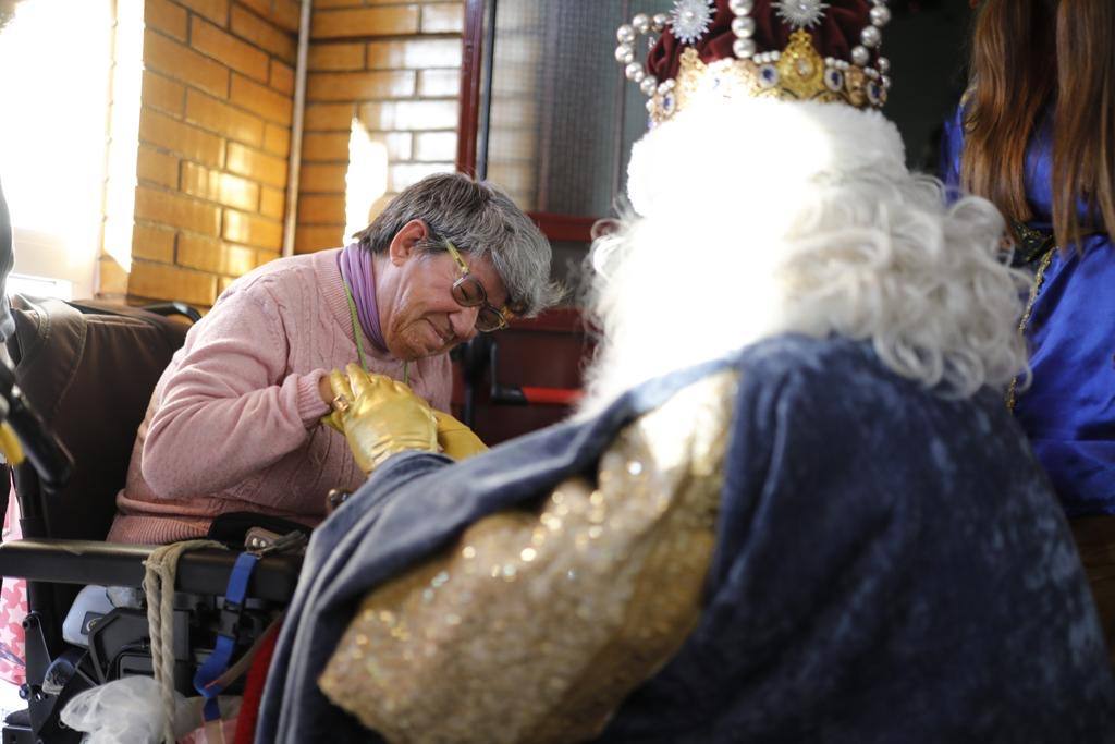 Así ha sido la visita de los Reyes Magos de Huelva durante la mañana del 5 de enero, en imágenes