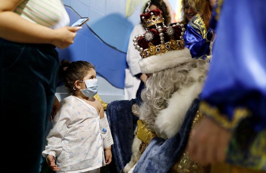 Así ha sido la visita de los Reyes Magos de Huelva durante la mañana del 5 de enero, en imágenes