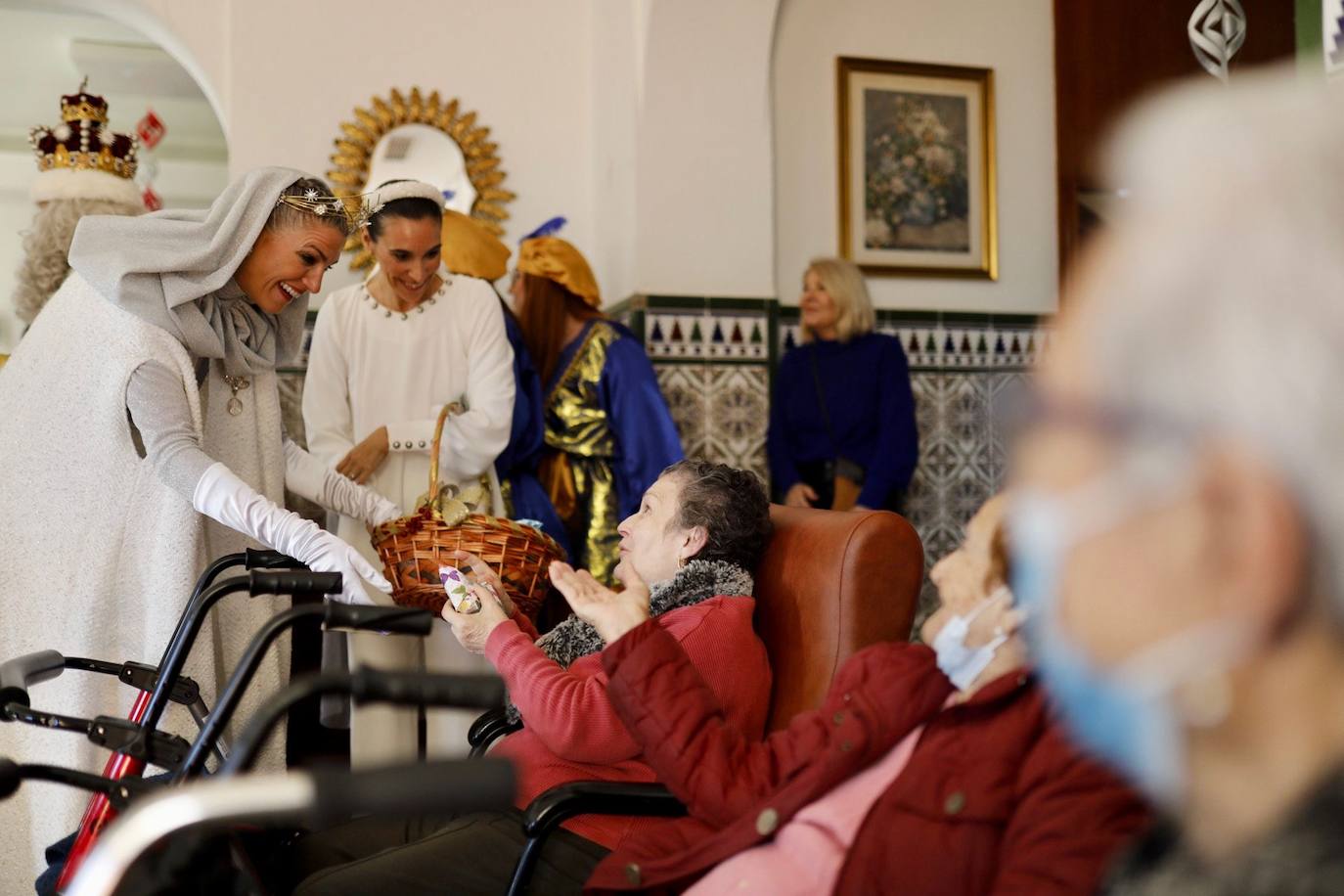 Así ha sido la visita de los Reyes Magos de Huelva durante la mañana del 5 de enero, en imágenes