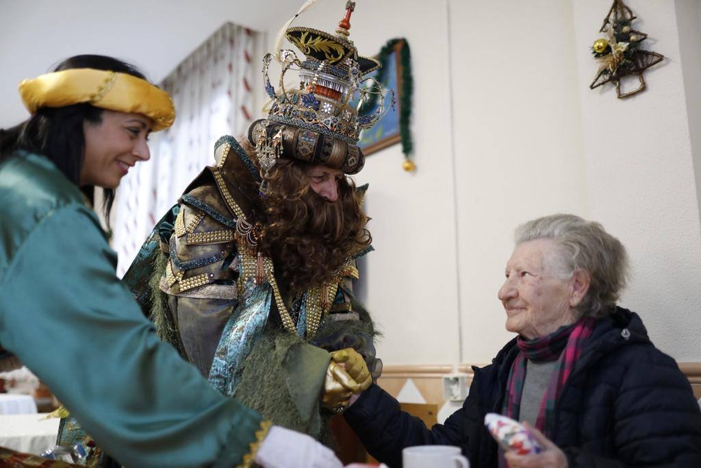 Así ha sido la visita de los Reyes Magos de Huelva durante la mañana del 5 de enero, en imágenes
