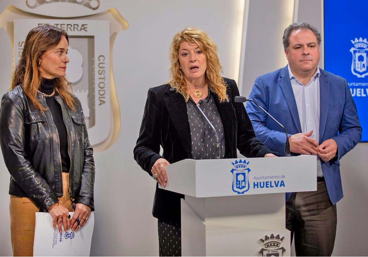 Pilar Miranda acompañada del delegado  Juan Carlos Duarte y la concejala Adela de Mora