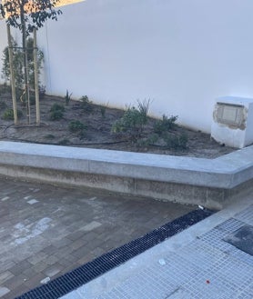 Imagen secundaria 2 - El parque infantil y la zona ajardinada están ya finalizados, aunque se continúa con la pavimentación