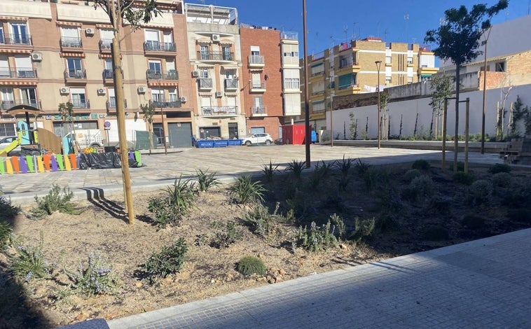 Imagen principal - El parque infantil y la zona ajardinada están ya finalizados, aunque se continúa con la pavimentación