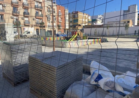 Imagen secundaria 1 - El parque infantil y la zona ajardinada están ya finalizados, aunque se continúa con la pavimentación