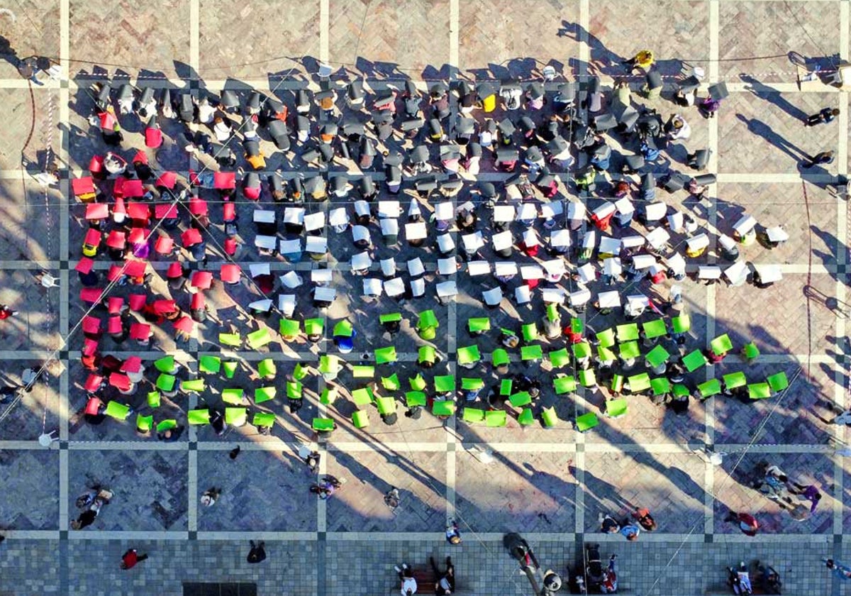 Los concentrados, con cartulinas, forman una gran bandera de Palestina