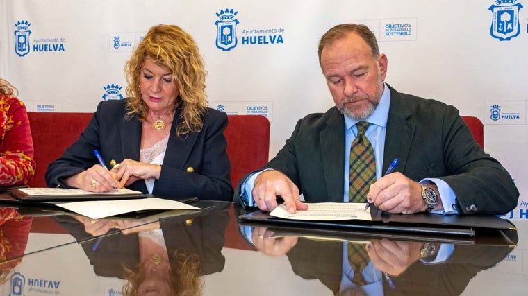 La alcaldesa y el presidente de la FOE rubrican el acuerdo