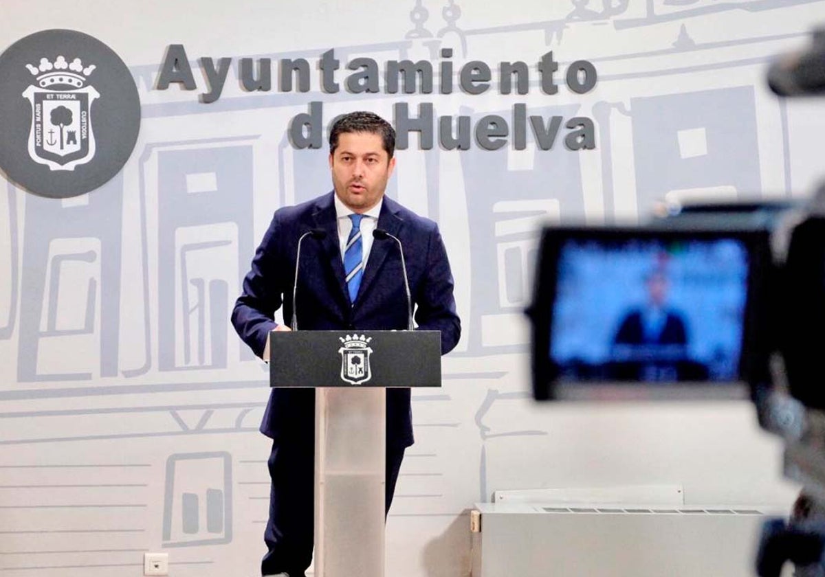 El portavoz socialista en una comparecencia ante los medios