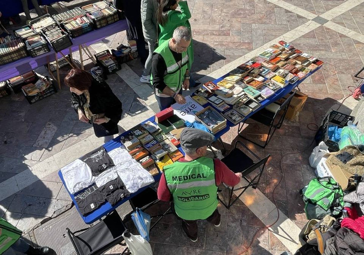 Mercadillo de Ayre Solidario en la plaza de las Monjas