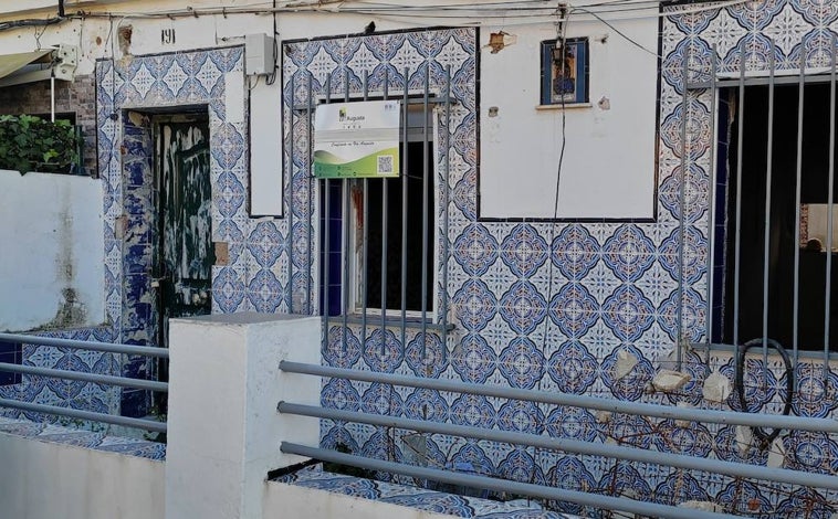 Imagen principal - Denuncian la paralización del programa de rehabilitación de viviendas de la barriada de La Navidad