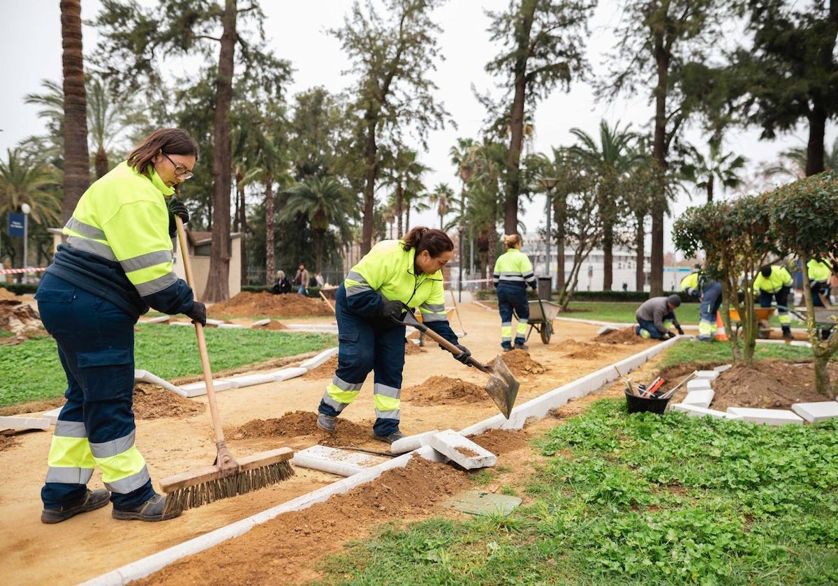 Varias de las mujeres desempleadas y residentes en Huelva trabajando esta mañana en la capital