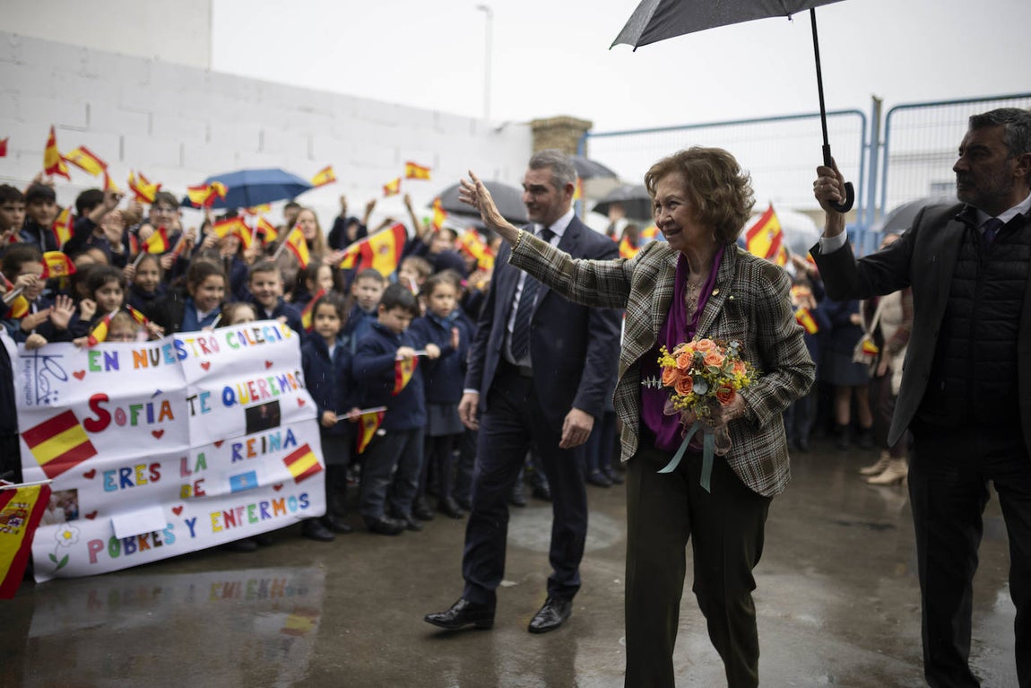 La visita de la Reina Sofía al Banco de Alimentos de Huelva, en imágenes