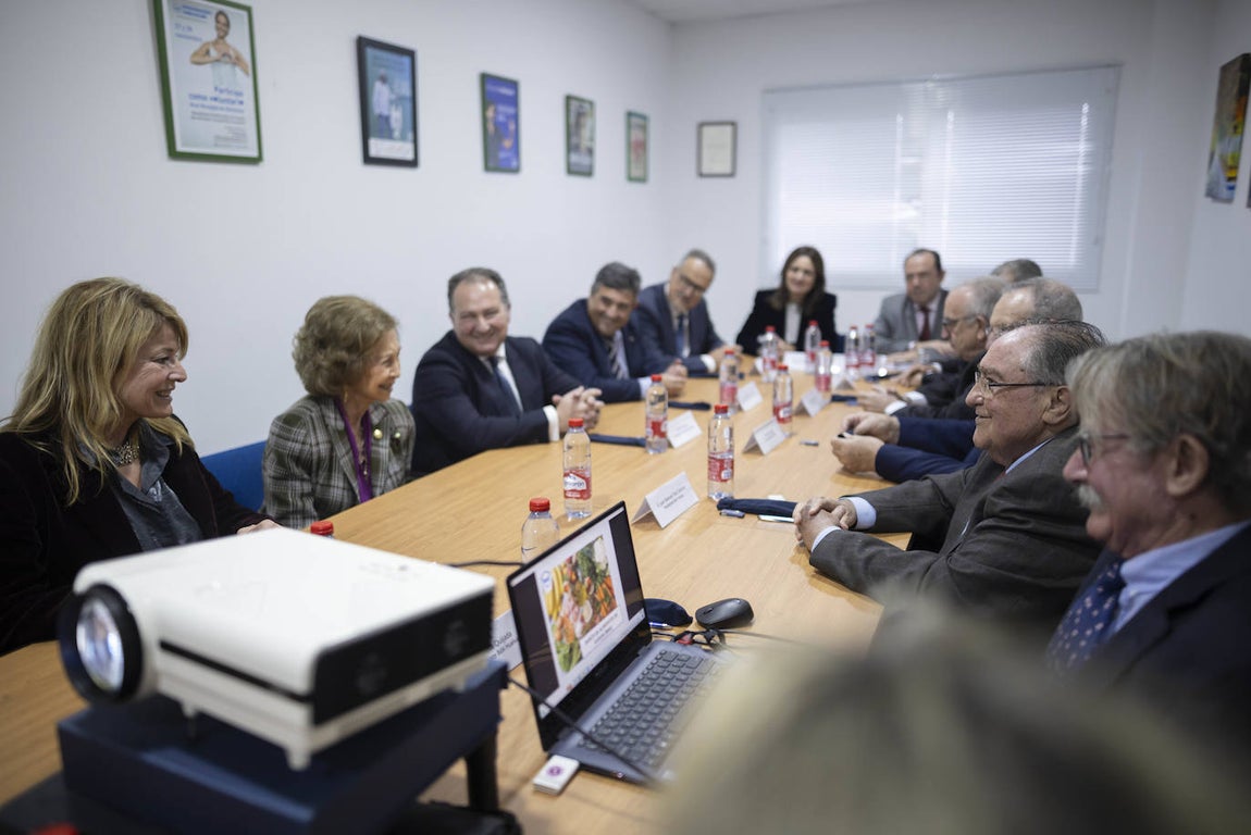 La visita de la Reina Sofía al Banco de Alimentos de Huelva, en imágenes