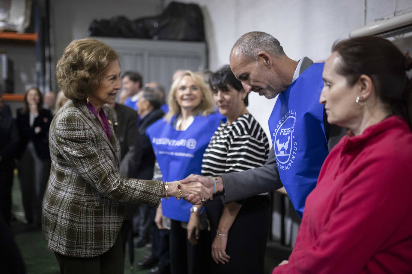 La visita de la Reina Sofía al Banco de Alimentos de Huelva, en imágenes